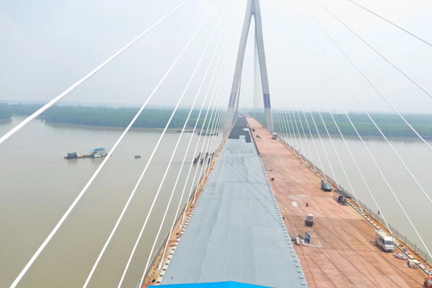 亿龙首例车载抛丸机在石首长江大桥钢桥面上施工