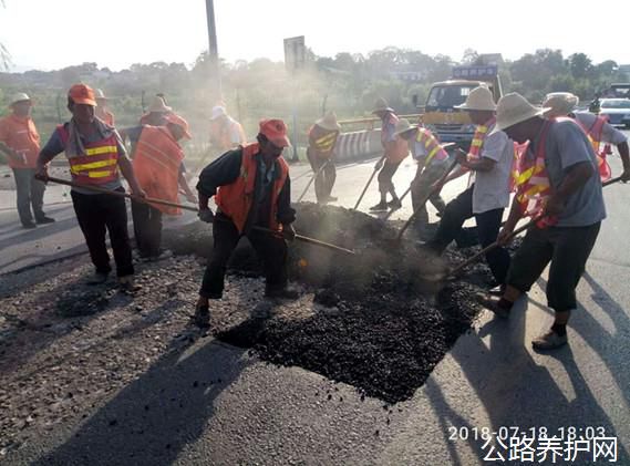 陕西：眉县公路段积极开展雨后路面病害修复工作